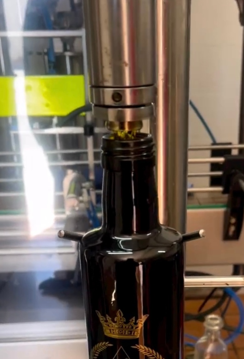 Abfüllung in schwarze Glasflaschen
